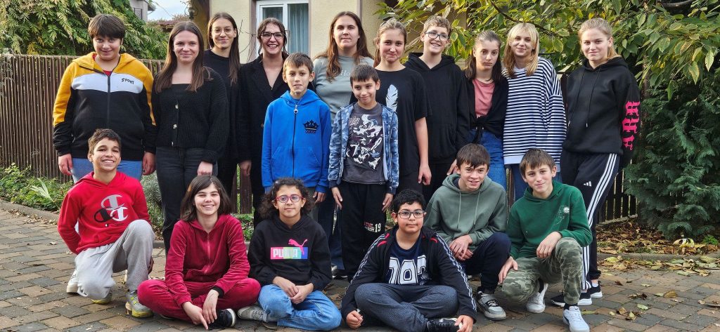 Gruppenbild mit Kindern und Jugendlichen