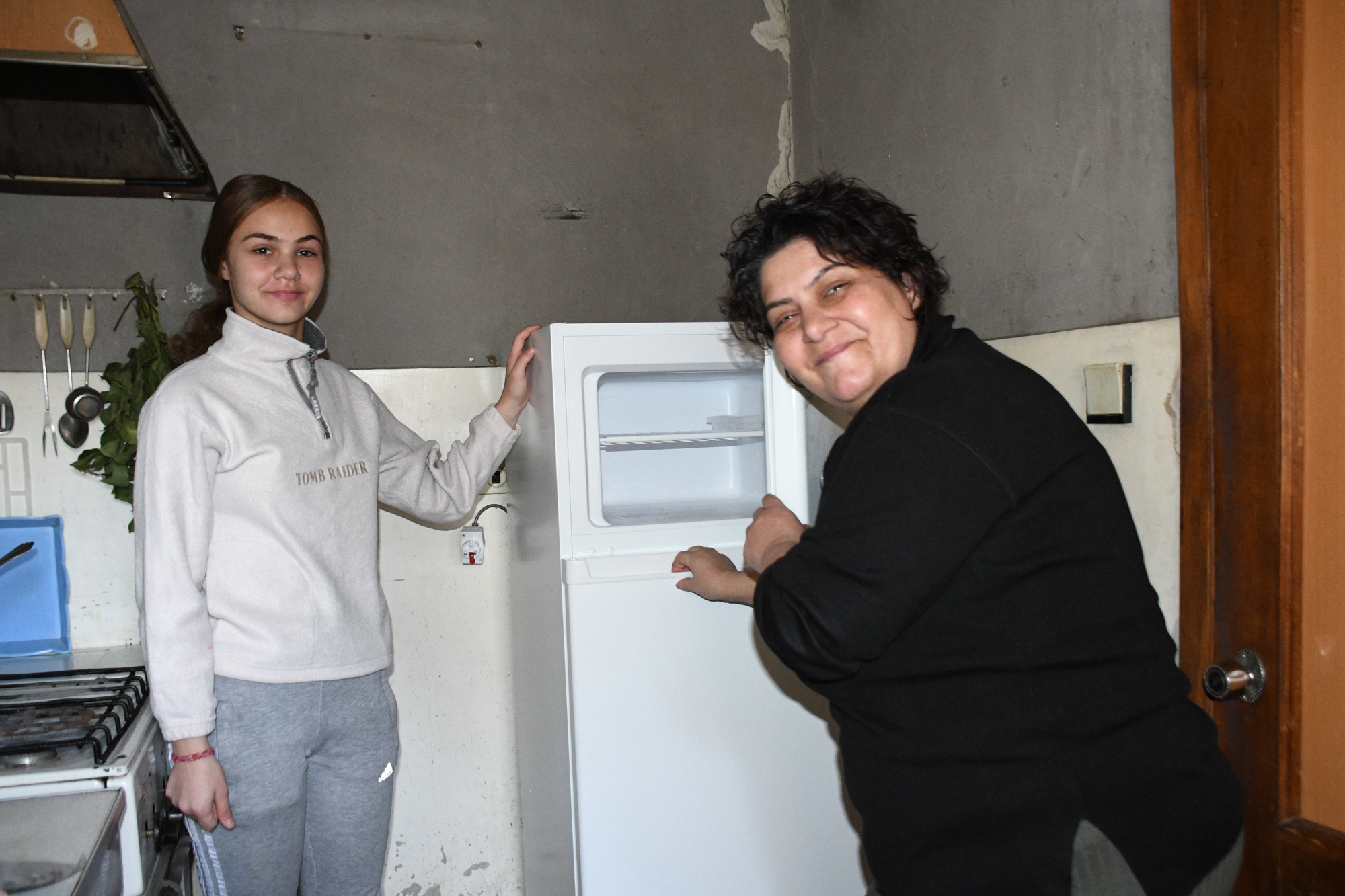 Gajane und ihre Tochter Lydia stehen vor ihrem neuen Kühlschrank