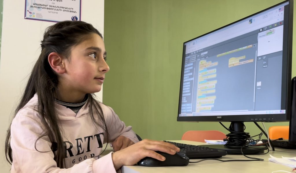 Ein Mädchen arbeitet am Computer