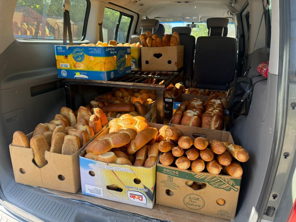 Das Innere eines beladenen Brotlieferfahrzeugs