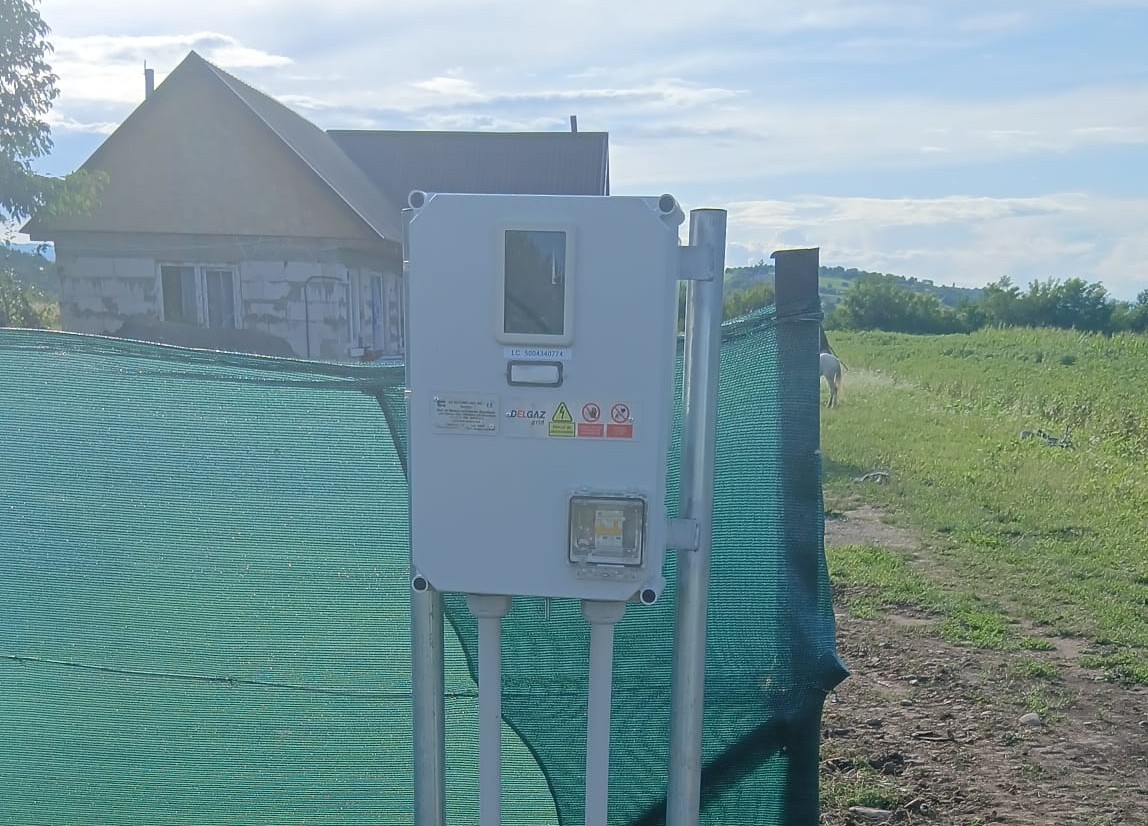 Ein Stromkasten, im Hintergrund ein Haus