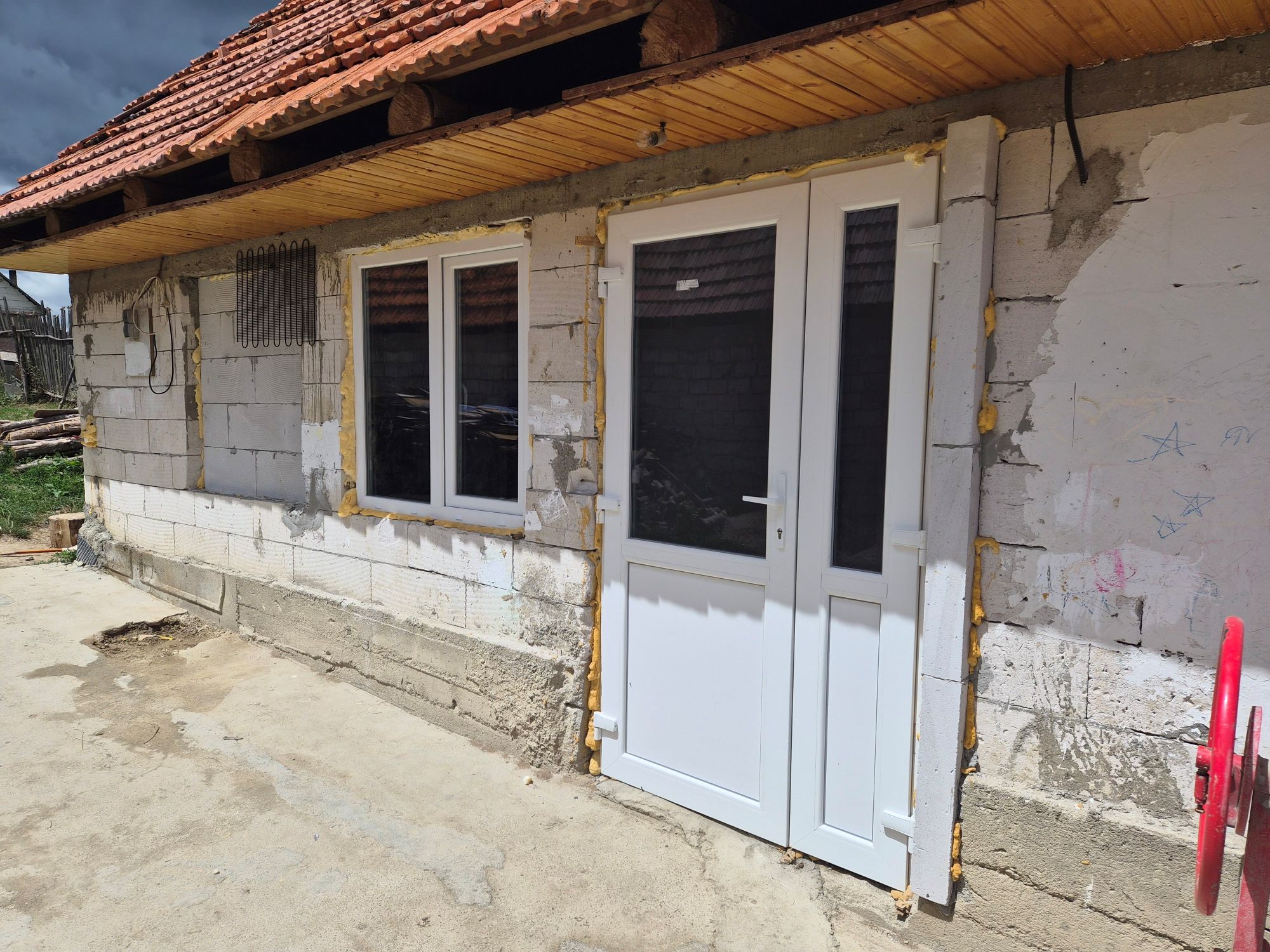 Ein Haus mit neuer Tür und neuem Fester