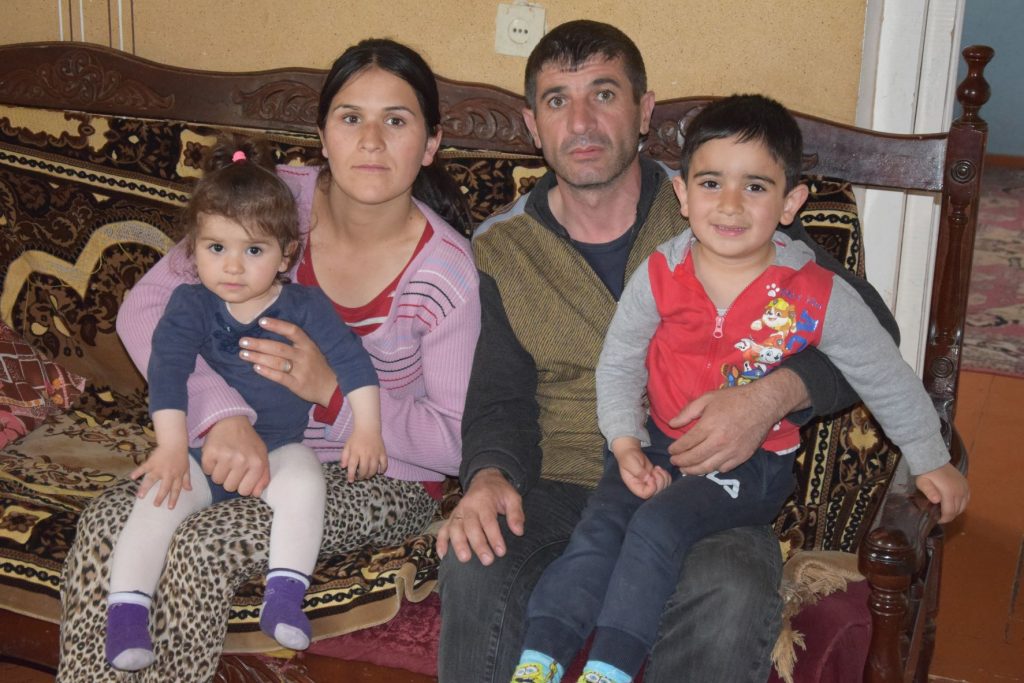Flüchtlinge aus Arzach - Sina und Armen sitzen auf dem Sofa und haben ihre beiden Kinder auf dem Schoß