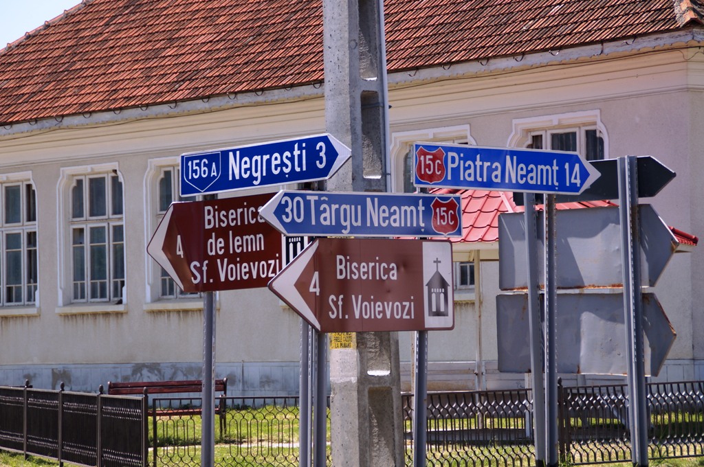 Mehrere Hinweisschilder weisen in unterschiedliche Richtungen - unter anderem Piatra Neamt, Targu Neamt, Negresti