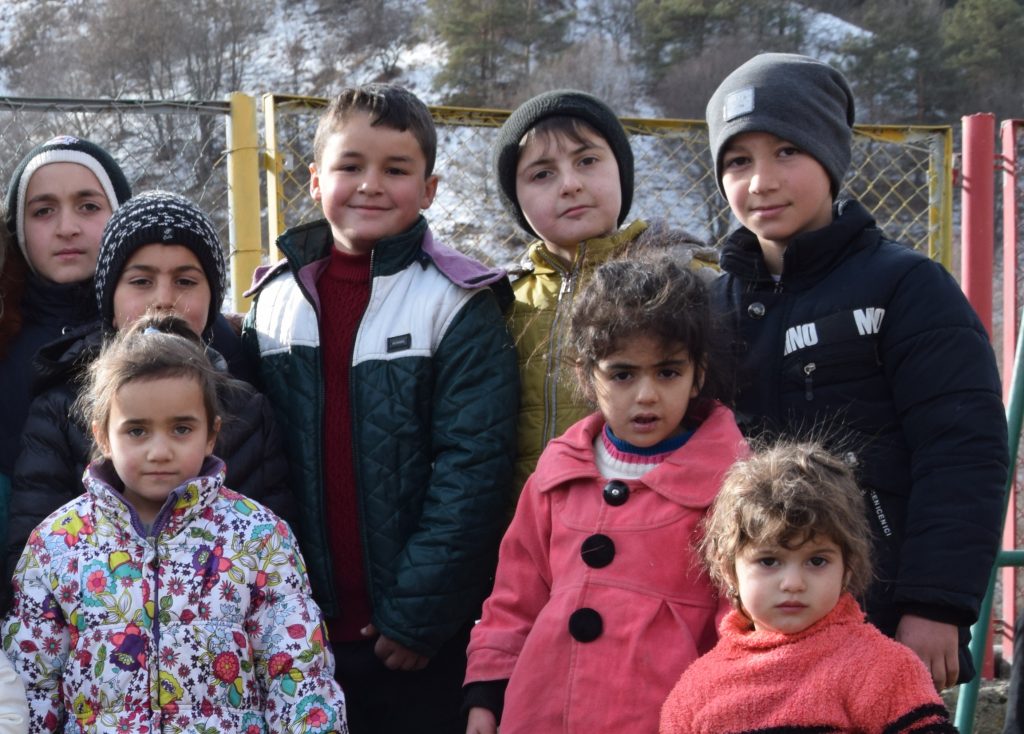 Eine Gruppe Kinder unterschiedlichen Alters