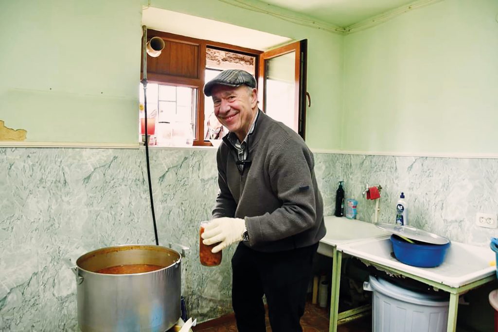 Michael Schmidt hilft in der Suppenküche