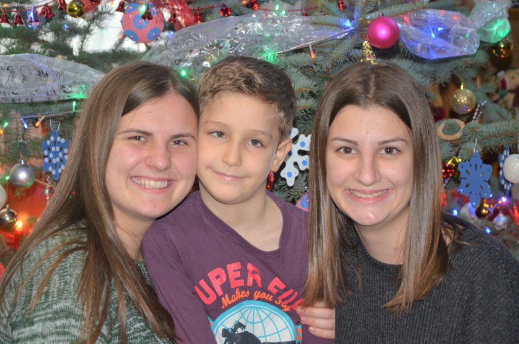Weihnachten im Casa Ray - Zwei junge Frauen und ein Junge vor einem Weihnachtsbaum